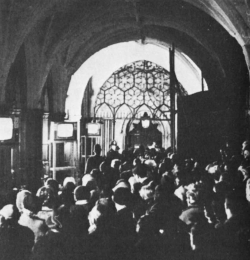The entrance to the Abbey crowded with people